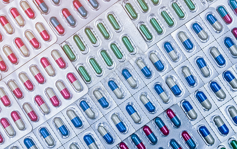 泡罩包装中五颜六色的胶囊药丸的全框架 排列着美丽的图案 医药包装 感染性疾病的药物 抗生素用药合理搭配 耐药性水疱止痛药处方团体图片