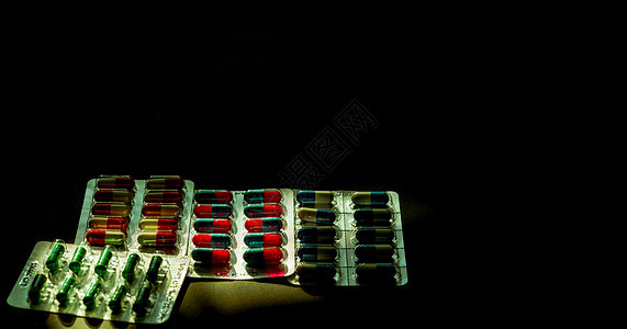 五颜六色的抗生素胶囊丸装在深色背景的泡罩包装中 带有复制空间 感染性疾病的药物 抗生素用药合理搭配 耐药性和医疗保健概念胶囊团体图片