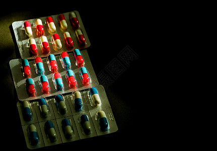 五颜六色的抗生素胶囊丸装在深色背景的泡罩包装中 带有复制空间 感染性疾病的药物 抗生素用药合理搭配 耐药性和医疗保健概念药品胶囊图片