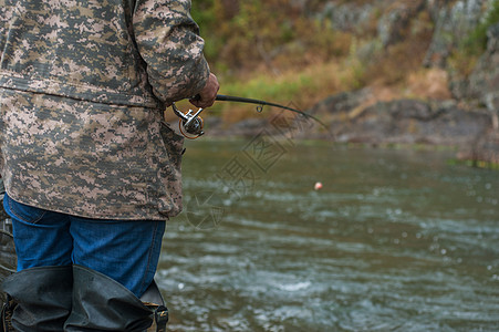 Altai河渔民鳟鱼溪流垂钓者齿轮娱乐靴子乐趣铸件闲暇男性图片