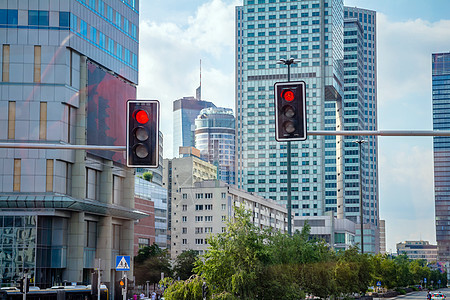华沙街道车辆和自行车的红绿灯商业速度警告信号景观场景办公室运输安全首都图片