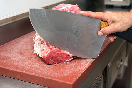 屠夫在肉店切牛排工人牛扒店铺食物红色工作牛肉男性刀刃市场图片