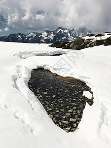 冬季阿尔卑斯山滑雪森林蓝色季节晴天房子高山村庄天空高度图片