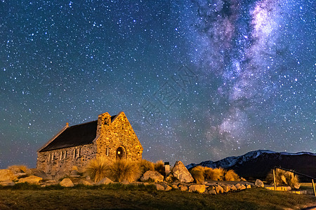 新西兰Tekapo湖好牧人教堂上空的银河星系教会星光建筑学天文学星云乳白色山脉假期夜景图片