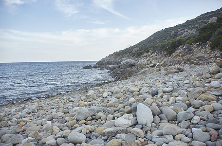 地中海的比布尔海滩场景海洋旅行太阳日落天空石头卵石白色海岸图片