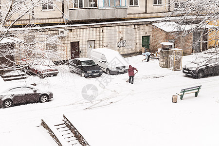 Janitors清理城市院子里大雪中的积雪图片