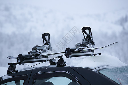 车顶上有滑雪架车辆齿轮单板滑雪板下坡旅游行李冒险爬坡运输图片