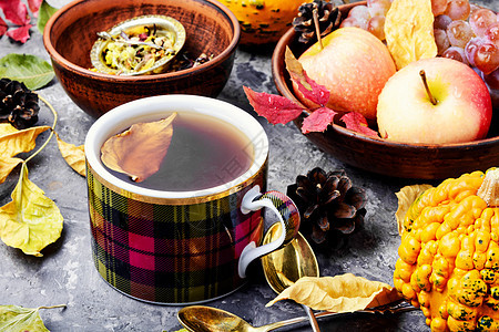 茶杯加秋叶食物明信片静物桌子季节叶子水果落叶树叶玻璃图片