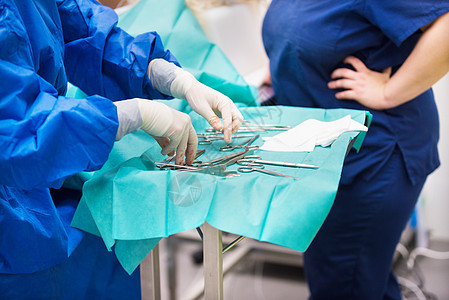 手术剪刀护士为手术准备医疗器械背景