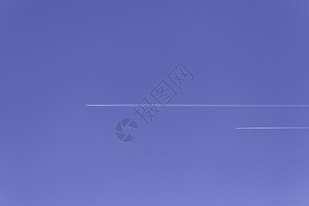 飞机在空中飞行运输痕迹喷射翅膀运动蓝色假期空气尾迹航空图片