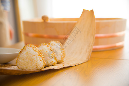 大米球 Onigigiri烹饪午餐寿司海洋吸引力饭团厨师筷子三角形海藻图片