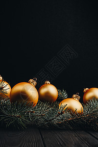圣诞或新年玩具装饰金球和毛皮树枝质朴的木质背景顶视图复制空间金子桌子假期框架乡村装饰甘蔗季节木头闪光图片