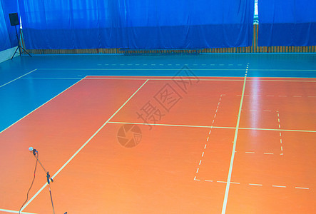 空空体育训练室 在地板上标有标志 以参加比赛排球教育训练游戏娱乐角落生活方式蓝色圆圈篮球图片