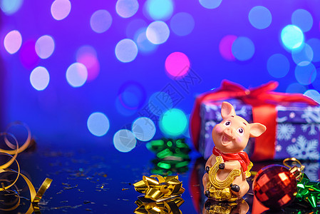 餐桌上的圣诞装饰 对bokeh背景进行反射白色季节性绿色金子礼物松树盒子新年假期红色图片