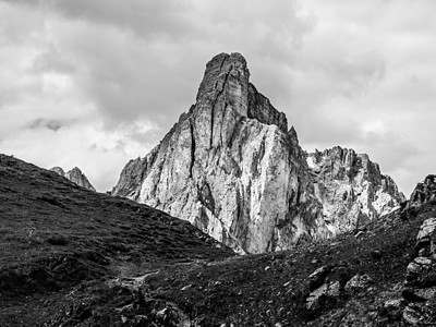Dolomites 或意大利多洛米提山的Gusela山草地步骤小路灰阶体重晴天编队顶峰远足国家图片