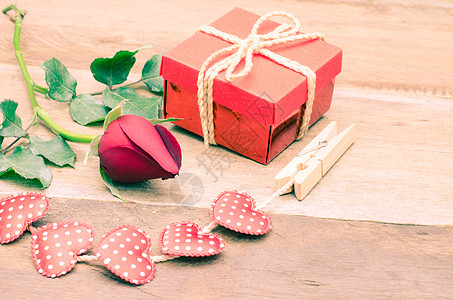木制背景的玫瑰和礼品盒花瓣生活花束念日假期礼物盒婚姻木板木头红色图片