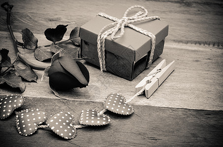 木制背景的玫瑰和礼品盒念日花束订婚生活婚姻礼物盒花瓣红色假期木板图片