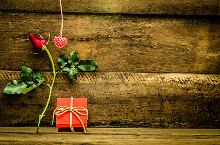 木制背景的玫瑰和礼品盒木板花瓣花束生活红色念日礼物盒假期订婚木头图片