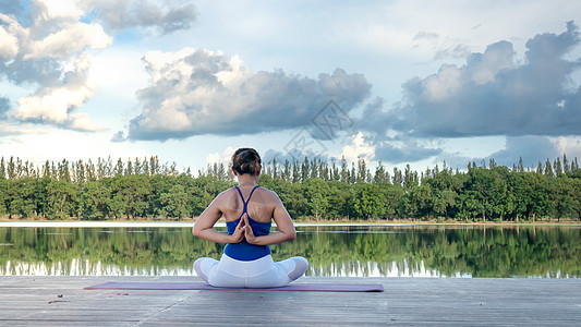 亚裔妇女练瑜伽姿势幸福反射活力女孩运动平衡身体天空女士蓝色图片