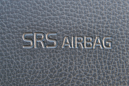 SRS 气袋警告短信 在路过者边的一辆车的滑板上高清图片