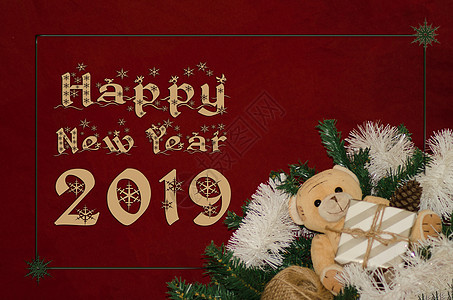 新年快乐2019年红背景 带礼物盒和泰迪熊图片