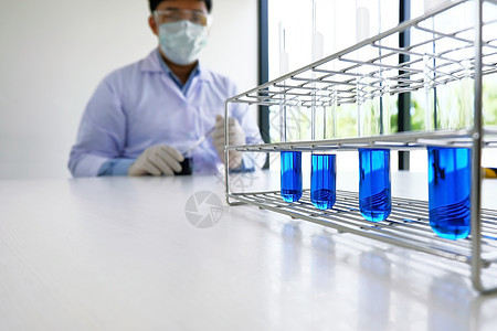 男性医学或科学实验室研究员进行测试医生滴管男人化学家药店生物学实验样本化学技术图片
