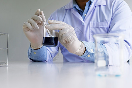 男性医学或科学实验室研究员进行测试管子男人生物样本试验液体诊断化学面具吸管图片