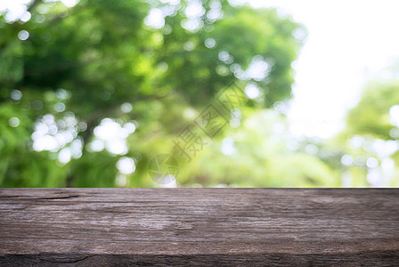 展示桌空木制桌 在抽象模糊的CO背景前森林柜台乡村晴天甲板木板太阳展示剪辑产品背景