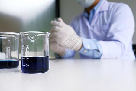 男性医学或科学实验室研究员进行测试技术样本实验显微镜管子医生液体微生物学物质生物图片