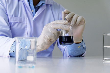 男性医学或科学实验室研究员进行测试药品医生科学家蓝色物质化学男人化学品化学家样本图片