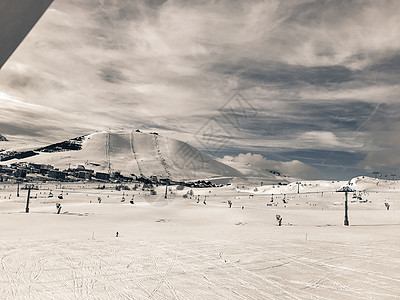 冬季阿尔卑斯山村庄顶峰晴天旅行松树高山风景滑雪季节假期图片