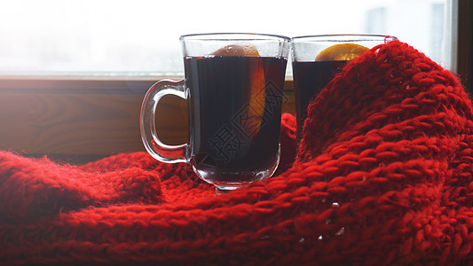 冬季和圣诞节的热辣混合葡萄酒 在木制桌上香料桌子杯子假期肉桂八角贺卡玻璃生活乡村图片