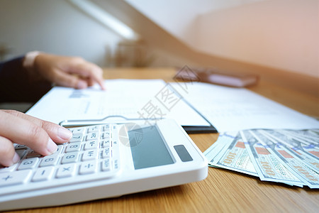 分析投资图表和按计算器的商务人士办公室会议商务文书团队营销工作帐户统计预算图片
