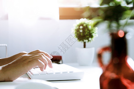 妇女通过在木制桌上使用笔记本电脑工作人士同事金融风暴报告管理人员会议生长会计支付图片