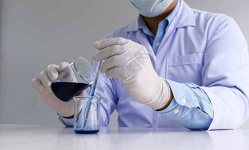 男性医学或科学实验室研究员进行测试科学家面具生物学技术物质检查吸管药品实验诊断图片