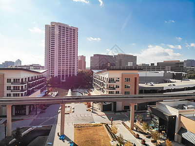 在拉斯科林纳斯市中心 看到最轻的铁路系统和天线车辆市中心晴天旅行公寓速度交通车站运输基础设施图片