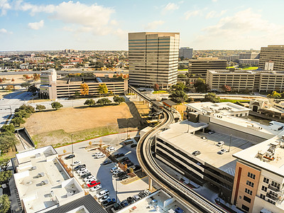 在拉斯科林纳斯市中心 看到最轻的铁路系统和天线过境蓝色天际晴天火车建筑景观公寓办公室城市图片