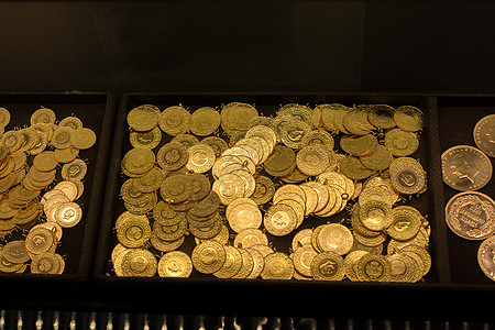 有很多金质金币在观看中财富概念金子商业现金金融金属宝藏货币银行业图片