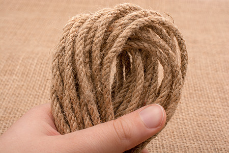 手手里捆着麻布绳亚麻绳索纤维细绳图片