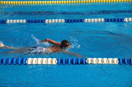 游泳池中儿童热量反射游泳者训练优势晒黑竞赛季节运动分频器水池图片