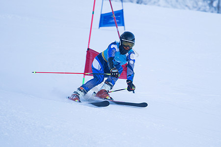 超级g滑雪赛车男性蓝色激流竞赛成人下坡天空课程拳头速度图片