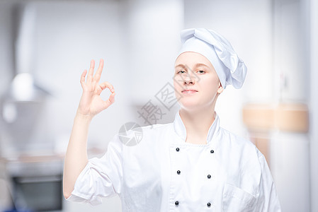 女厨师展示手势 后背有满意的肖像图片