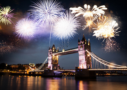 新年目的地塔桥上空的欢乐烟花 庆祝吸引力庆典旅行天空展示地标王国城市照明建筑学图片