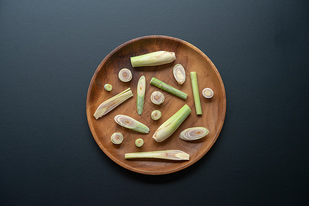 木板上的柠檬草切片香茅烹饪木头热带植物植物群蔬菜香料盘子柠檬图片