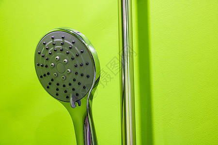 浴室的淋浴喷头喷水或水流 现代浴室中的现代淋浴喷头图片