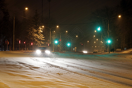 冬天的雪路 有汽车在暴风雨中行驶运输漂流天气状况灾难漂移旅行预报气象风暴图片