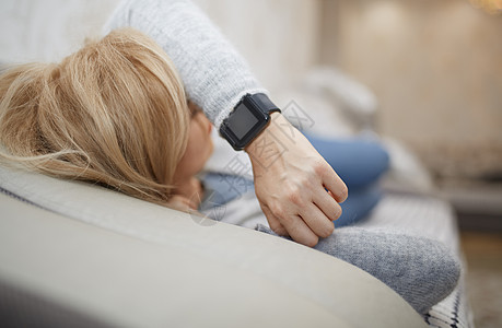 与聪明观察睡觉的妇女裁剪时间工具警报身体金发手表技术睡眠卧室图片