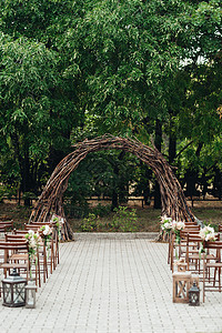户外婚礼结婚仪式区域花园花店假期花朵风格婚姻椅子派对花束绿色背景