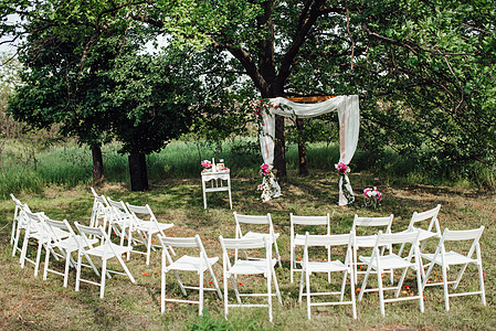 户外婚礼结婚仪式区域婚姻白色庆典花朵花店派对假期粉色婚礼花园背景
