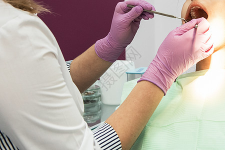 在牙医办公室工作的牙科医生工具矫正外科牙科药品椅子医生卫生治疗手术图片